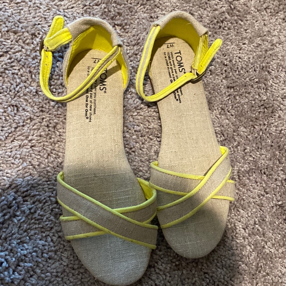 Toms sandals (W7)
